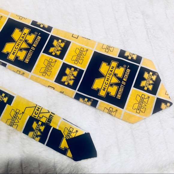 🏈MENS U OF MICHIGAN COTTON TIE - Picture 2 of 5